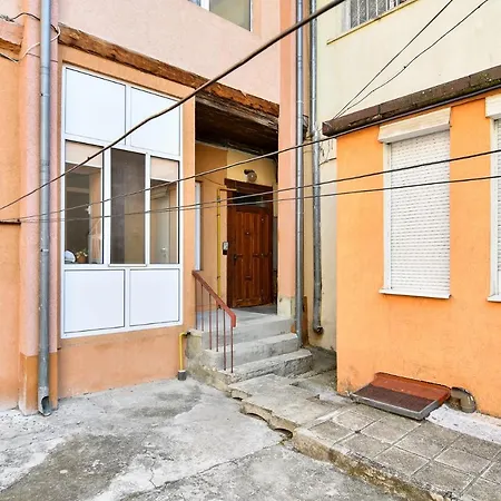 Apartment Budget Studio For 2 Nearby Center *