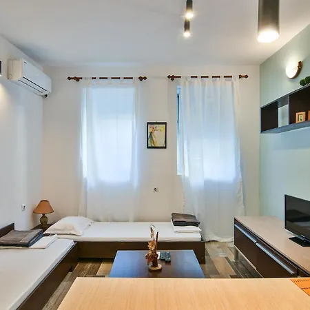 Budget Studio For 2 Nearby Center