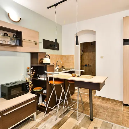 Budget Studio For 2 Nearby Center Apartment
